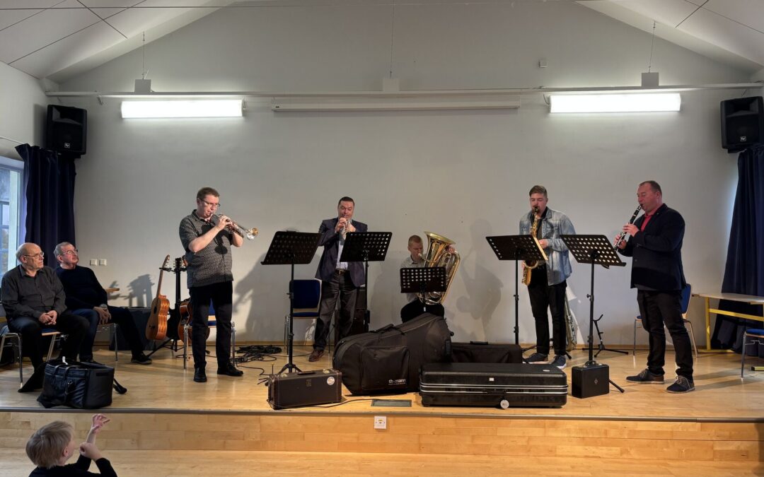 Mustvee Muusika- ja Kunstikooli õpetajad tutvustasid täna Avinurme Gümnaasiumis erinevaid põnevaid muusikainstrumente