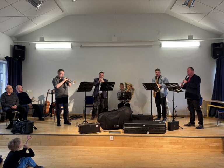 Mustvee Muusika- ja Kunstikooli õpetajad tutvustasid täna Avinurme Gümnaasiumis erinevaid põnevaid muusikainstrumente